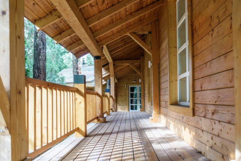 Couloir extérieur dans un châlet en bois