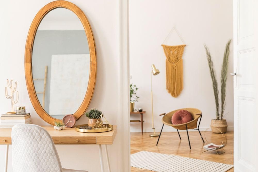 Pièce de vie avec des meubles en bois, plancher bois et décoration en couleurs naturelles