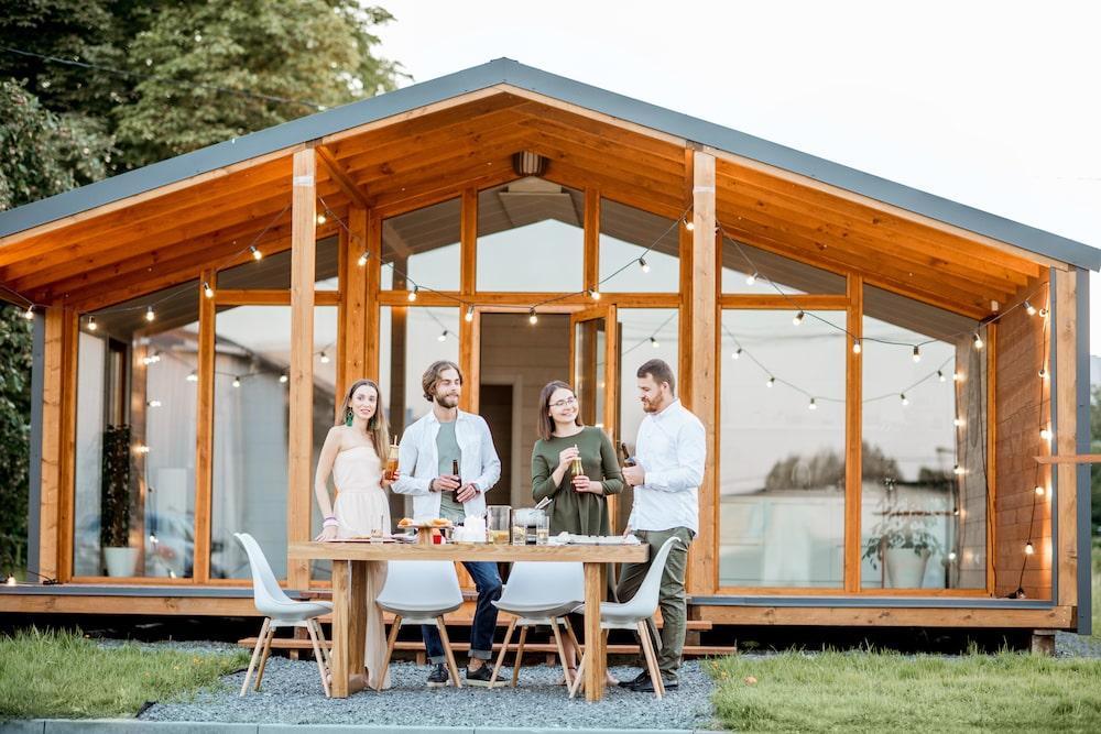 quatre jeunes personnes sur une terrasse