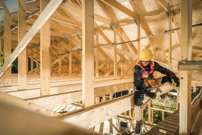 homme en train de faire de travaux de charpente